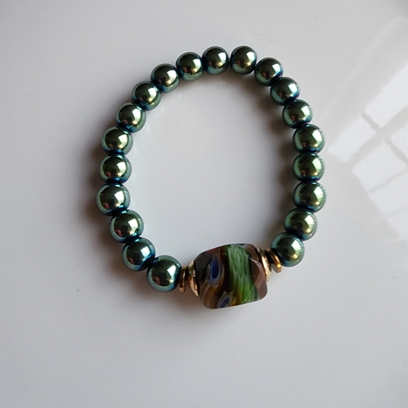 Elegant Green Beaded Bracelet with Multicolor Accent - Picture 4 of 6